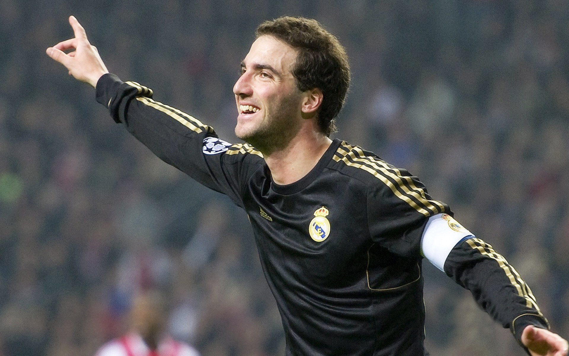 跨界合作案例频繁：品牌与战队共同创造行业价值，跨界品牌联合的前因后果研究